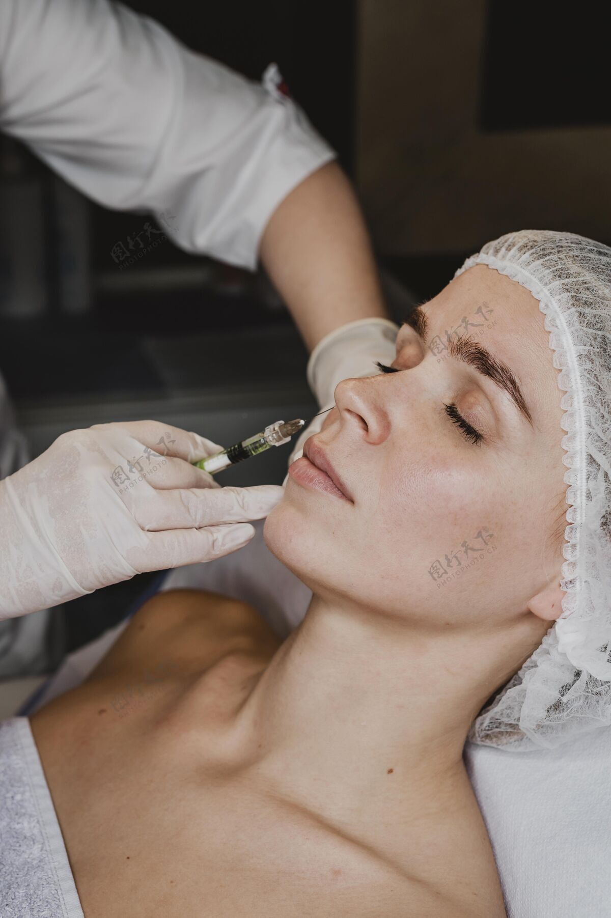 女人在水疗中心接受面部美容治疗的女人皮肤护理健康面部