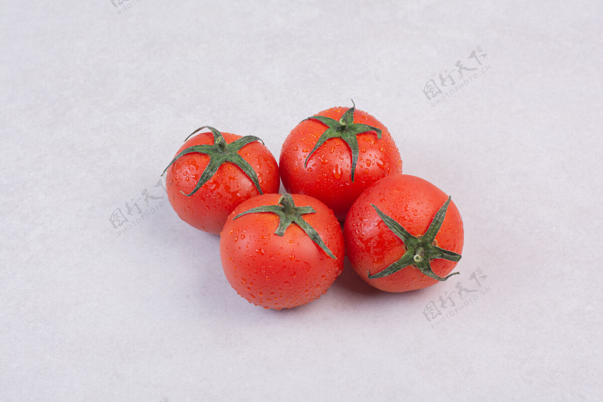 成熟白色表面上有光泽的红色西红柿番茄新鲜顶视图