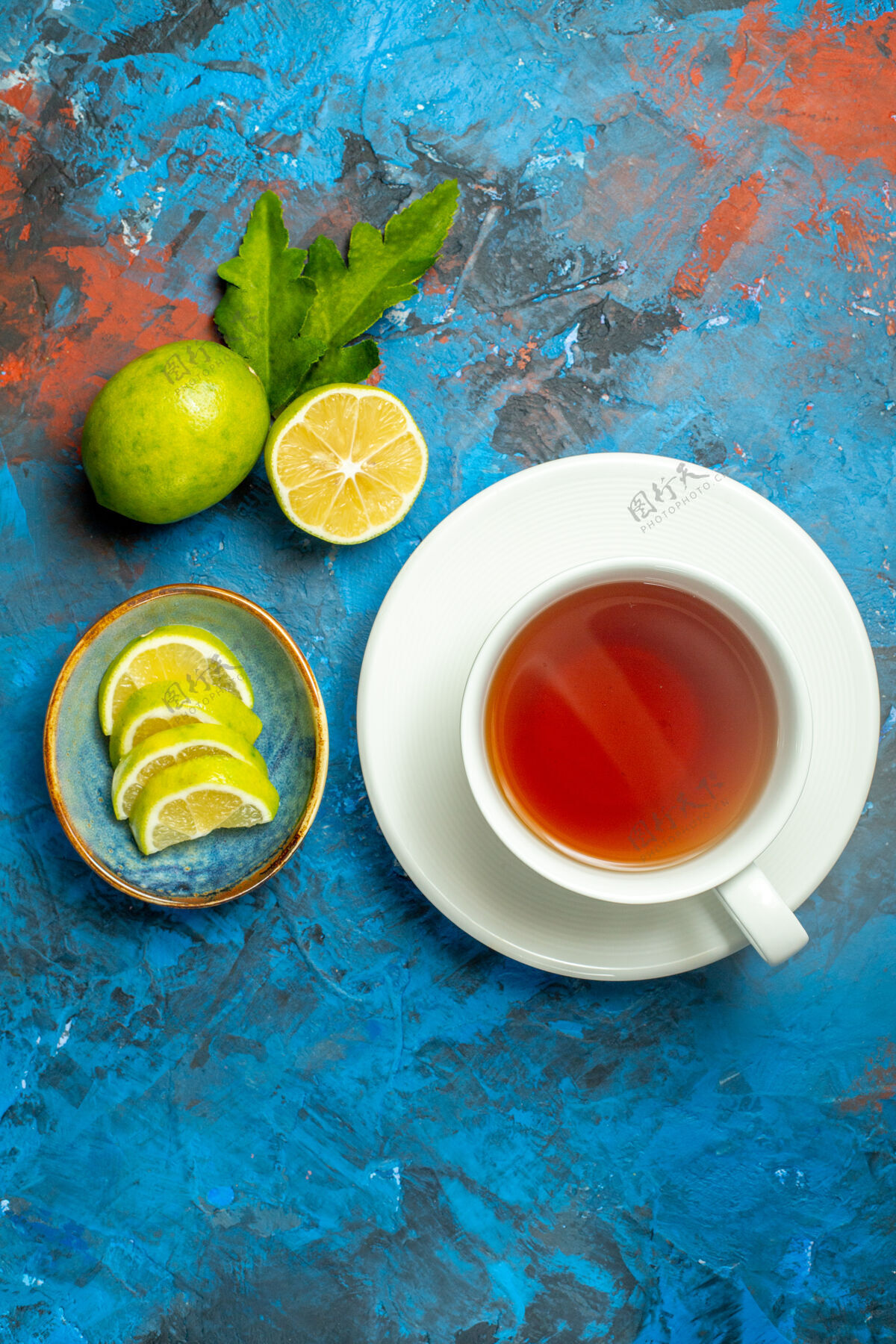 饮料俯视图一杯茶 在蓝红色的表面上放上柠檬片盘子柠檬茶碟