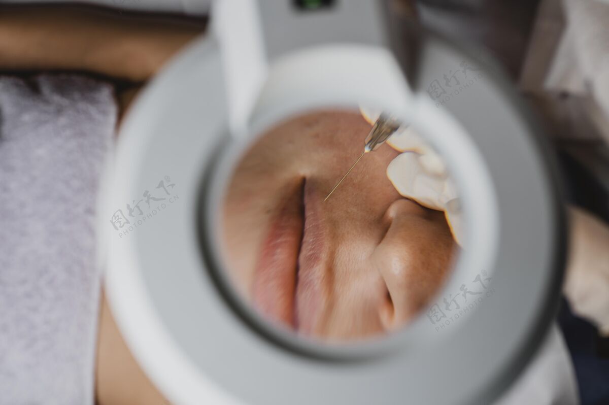 美容女性在水疗中心接受美容手术的俯视图美容师化妆品健康