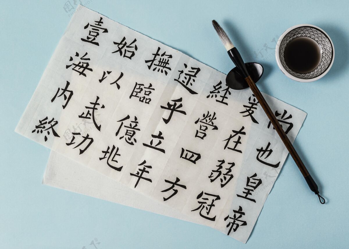 中国水墨用墨水写的中国符号的平铺构图艺术排列毛笔