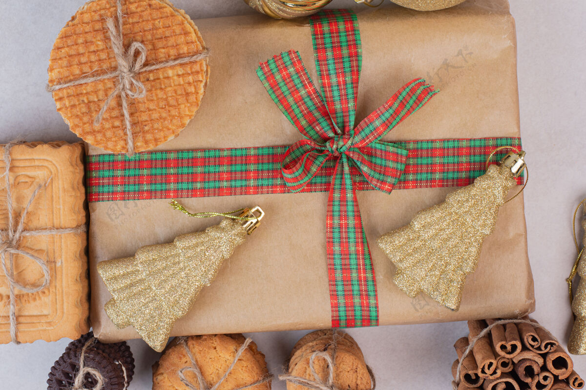 肉桂棒圣诞盒子里有饼干 华夫饼和肉桂条纸圣诞盒金色