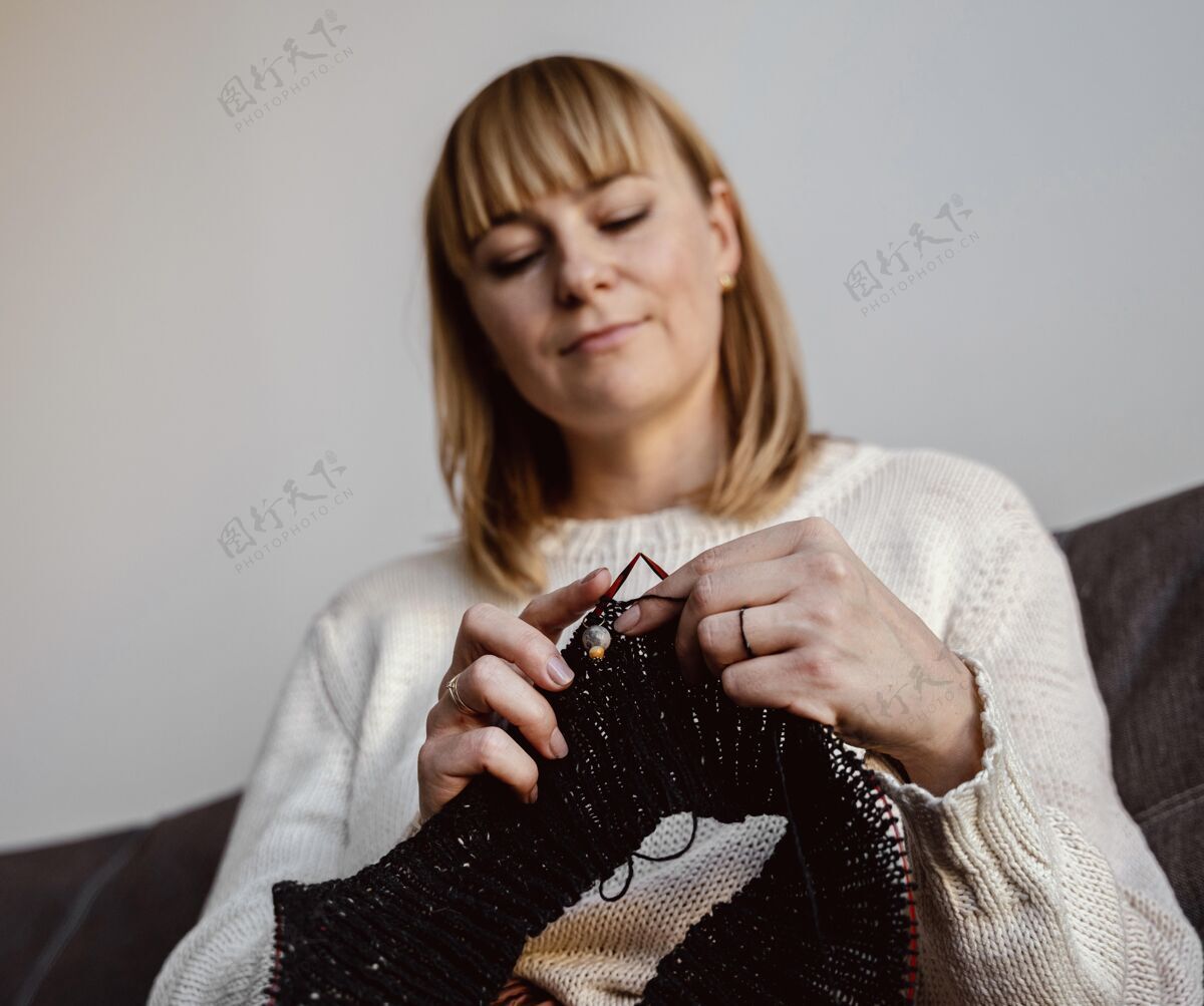 裁缝编织黑线饰品的女人手工制作工业工具