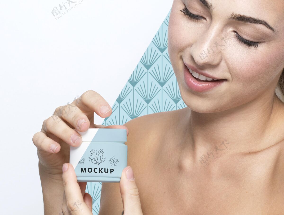 保湿笑脸女人拿着护肤品模型护理产品健康