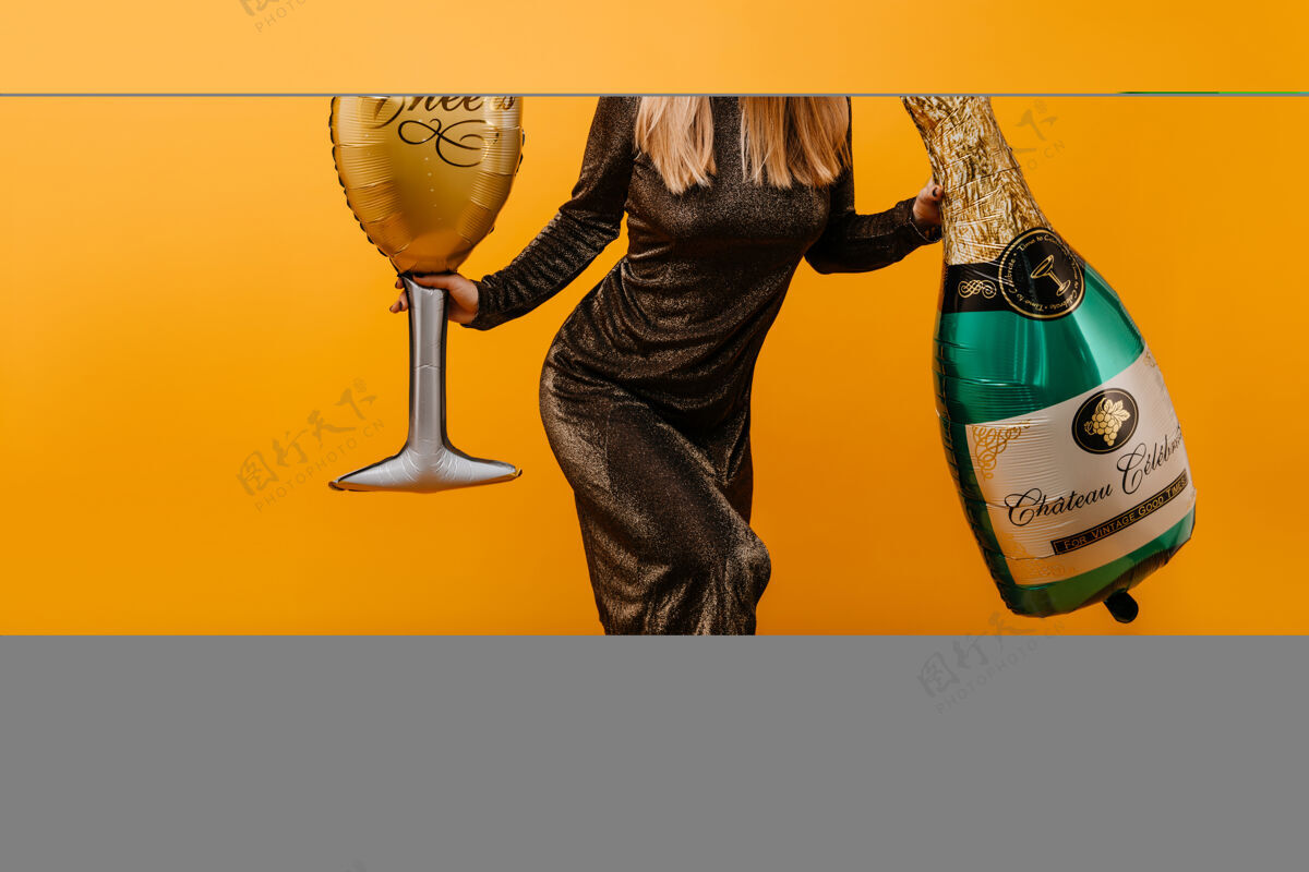 饮料直发飘逸的女人在生日派对上表达惊讶的表情室内美丽优雅的女人的肖像 带着香槟和酒杯生日积极年轻