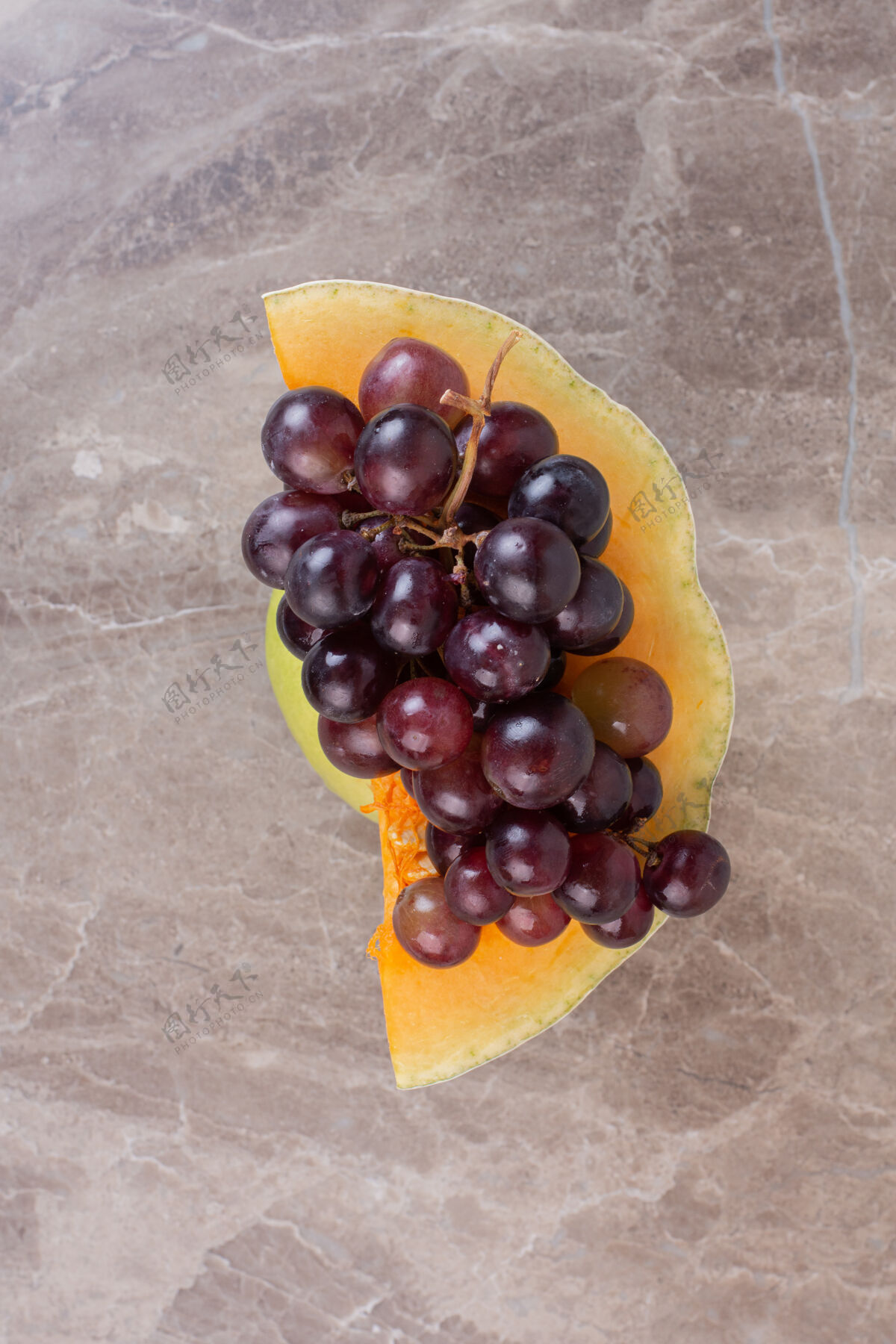 甜食成熟的葡萄放在大理石表面的甜南瓜上维生素食物水果