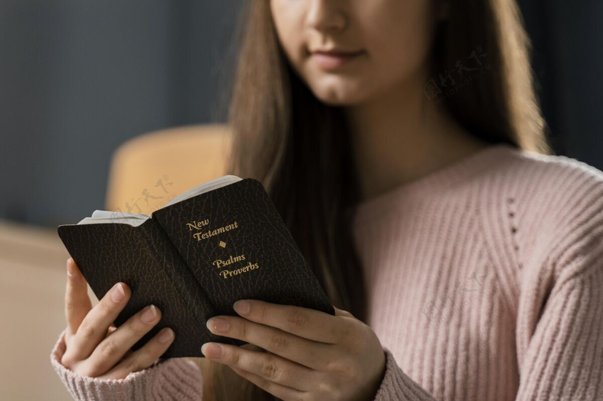 神学女人读圣经的正面图精神祈祷宗教