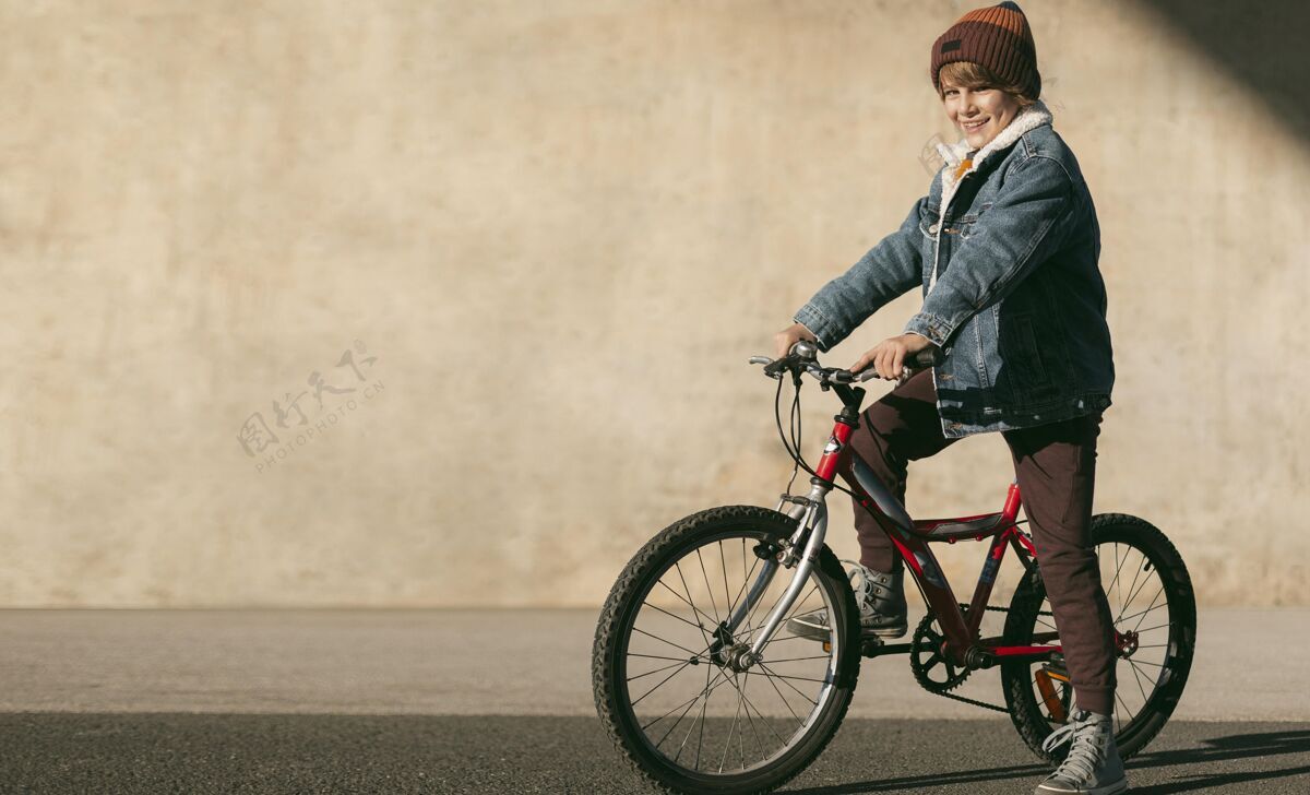 自行车儿童在户外自行车与复制空间的侧视图乐趣爱好年轻