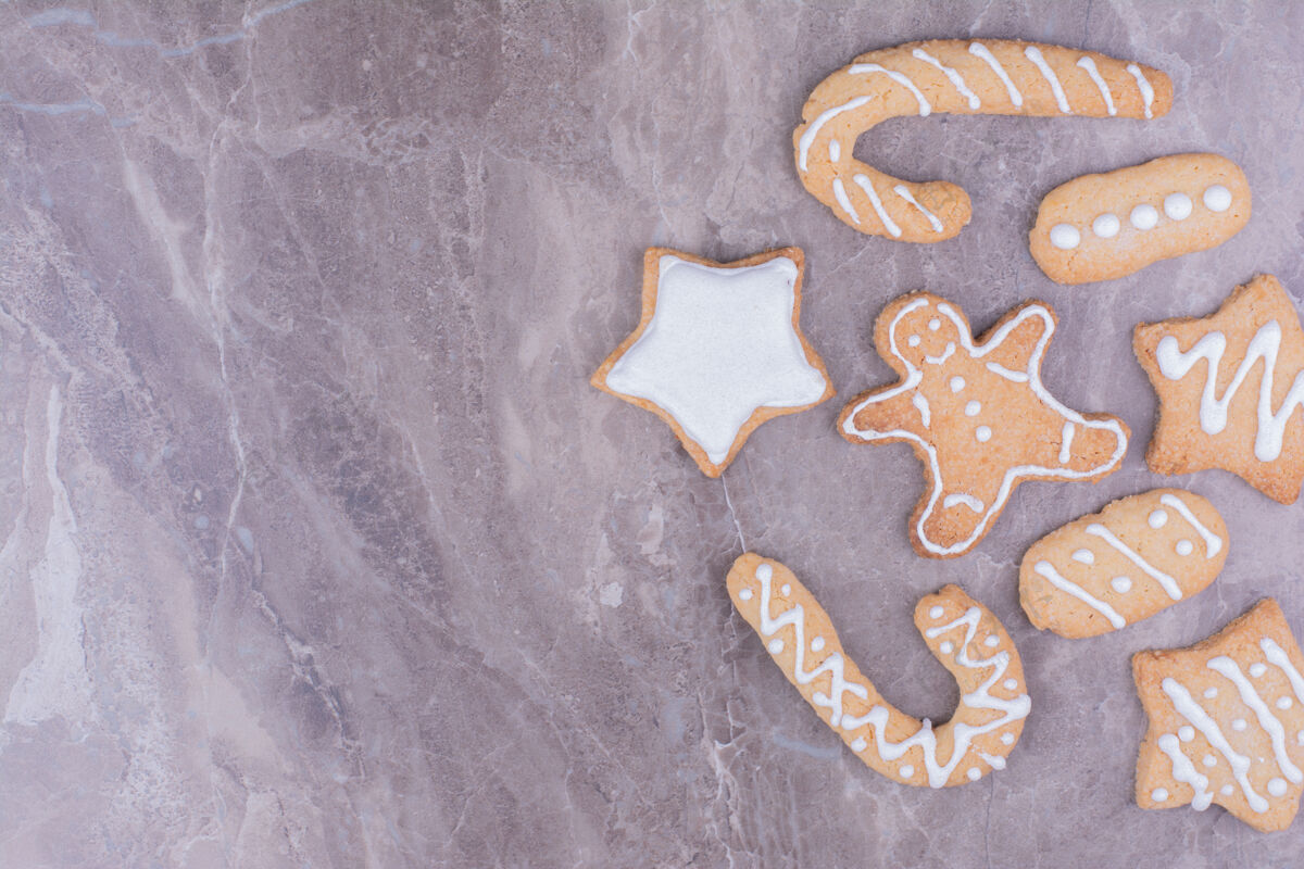 厨房棒 星星和椭圆形姜饼饼干上的大理石美味传统甜食