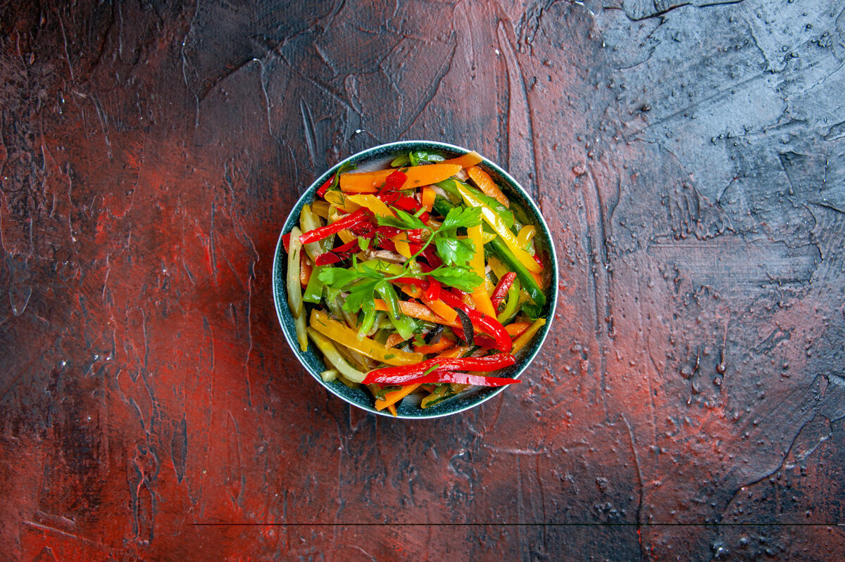 黑顶视图蔬菜沙拉在碗上暗红色的桌子自由空间沙拉辣椒饭