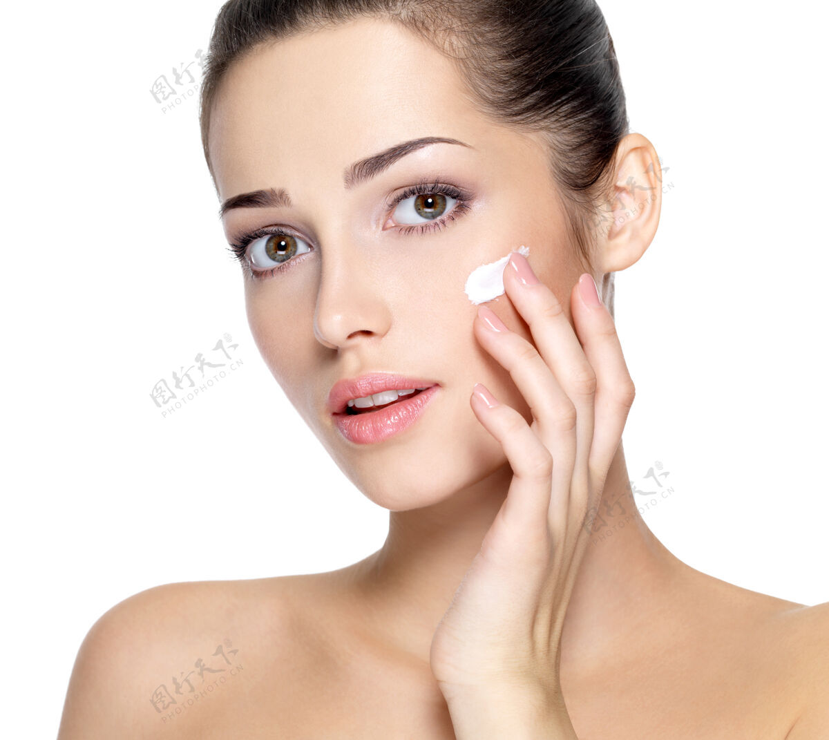护理脸上涂着化妆霜的年轻女子的美丽脸庞皮肤护理概念特写肖像隔离在白色年轻脸颊皮肤护理