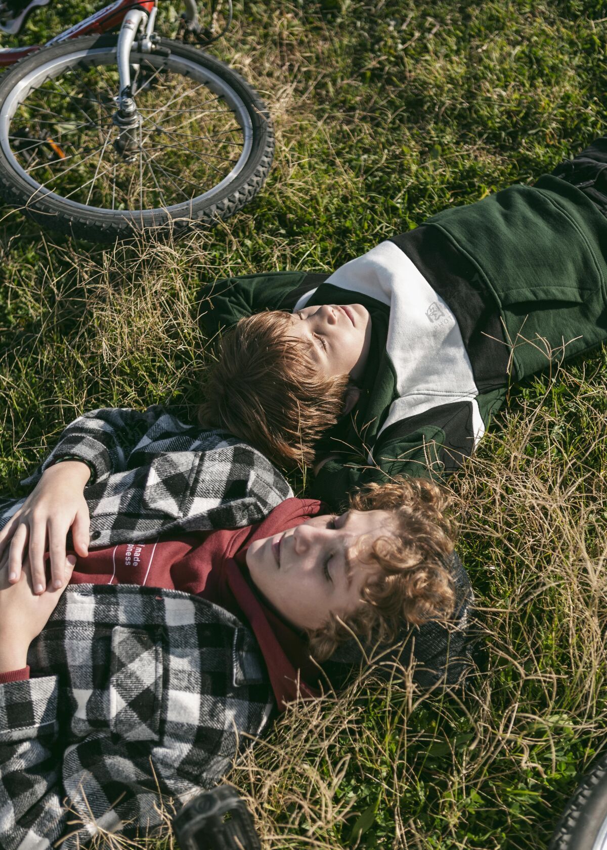 休闲男孩们骑着自行车在草地上休息孩子自行车放松