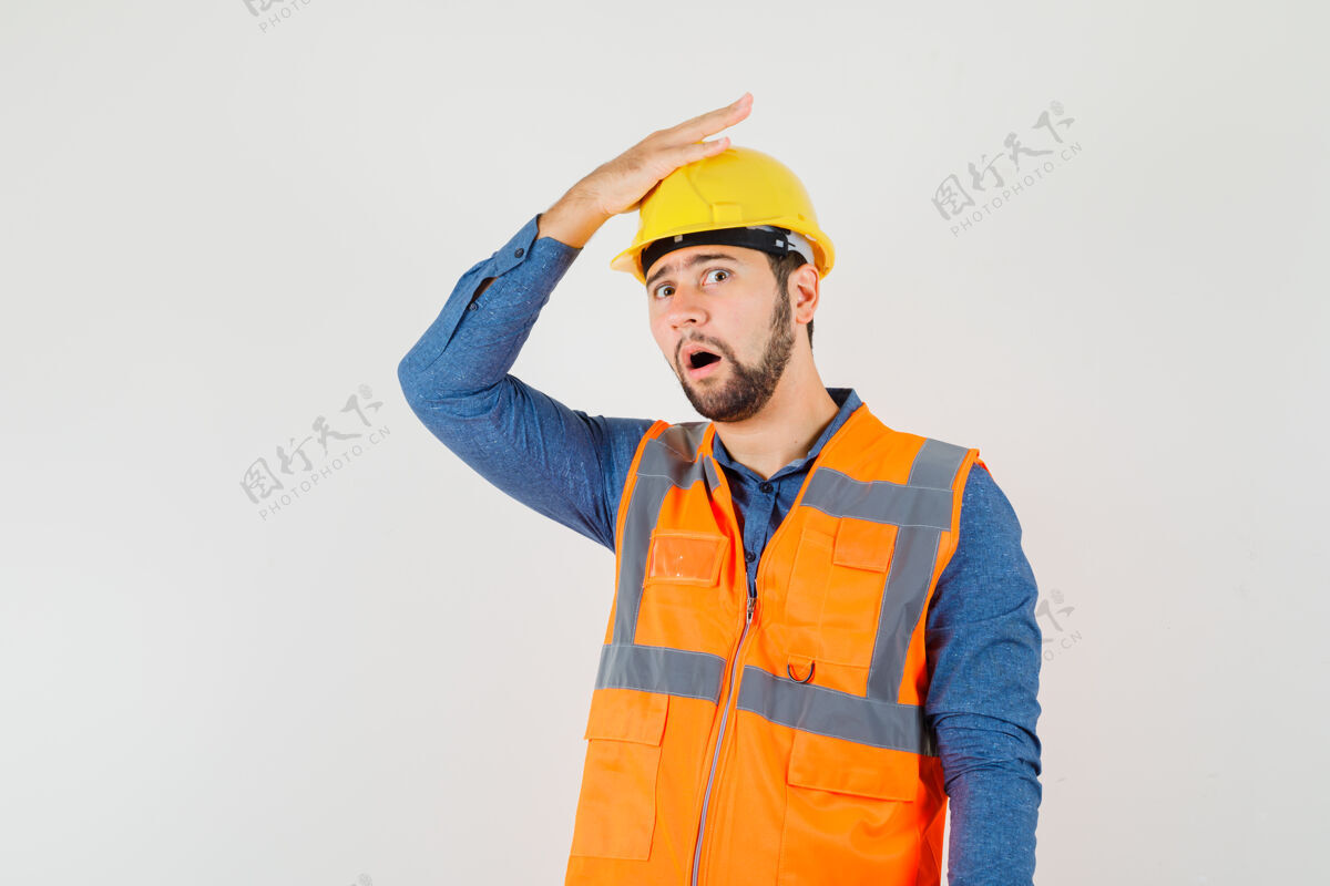 建筑年轻的建筑工人手挽手 头戴衬衫杂工工厂设备