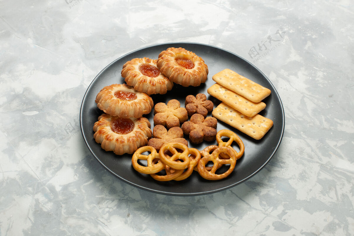 茶前视美味饼干饼干和薯片内板在浅白色的办公桌上烘焙食品蛋糕美味
