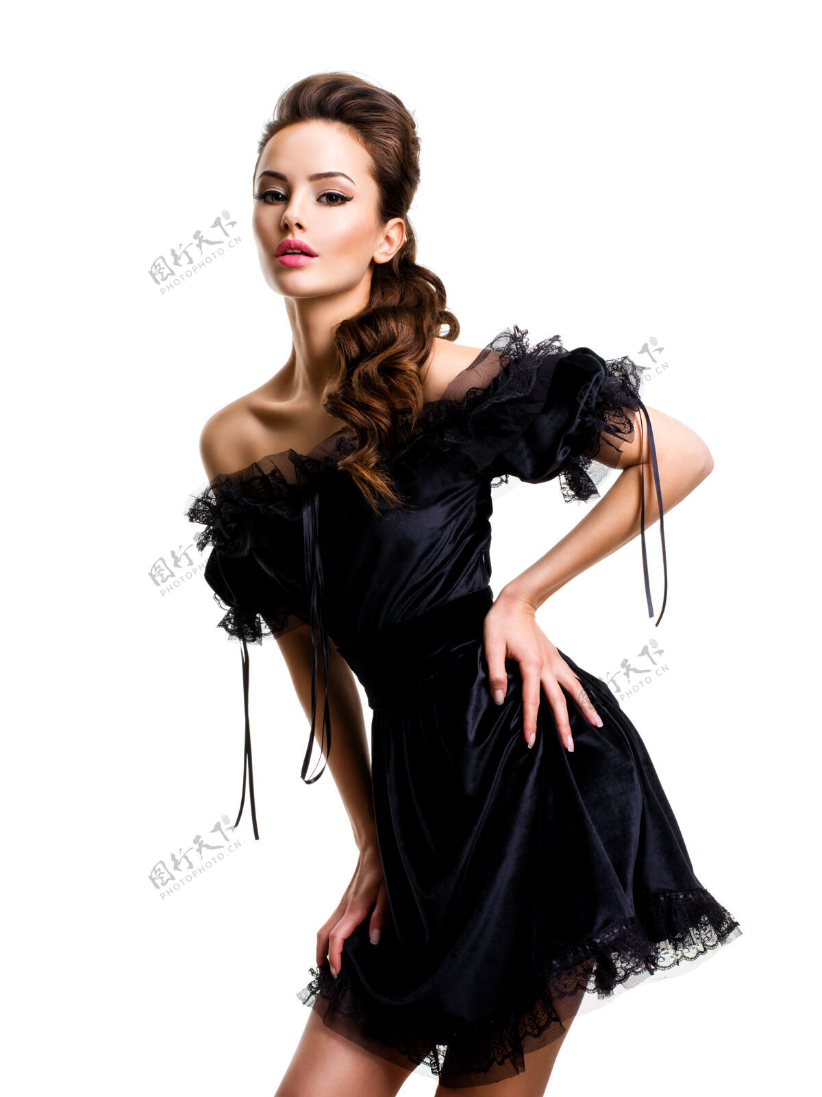裙子年轻性感的黑衣女人在白墙上摆姿势女士长发型时尚