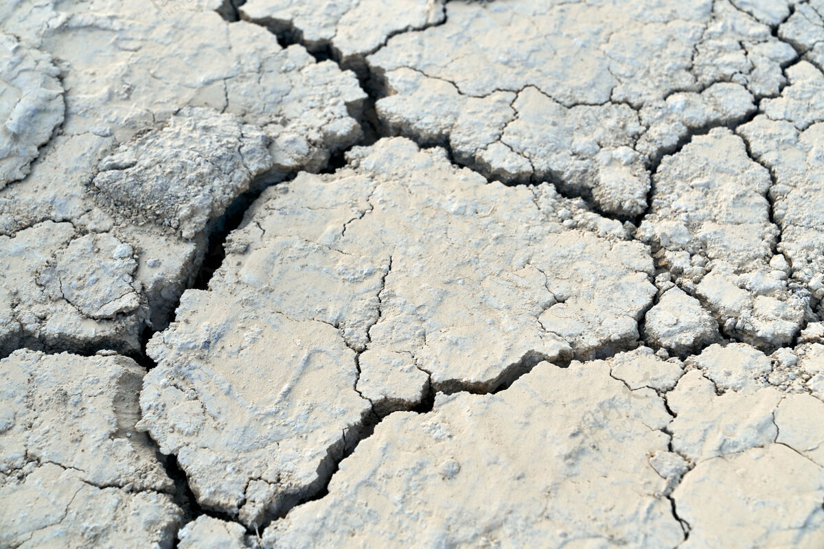 裂缝沙漠中有裂纹的脏粘土的质地缺乏水分的概念灾难抽象泥土