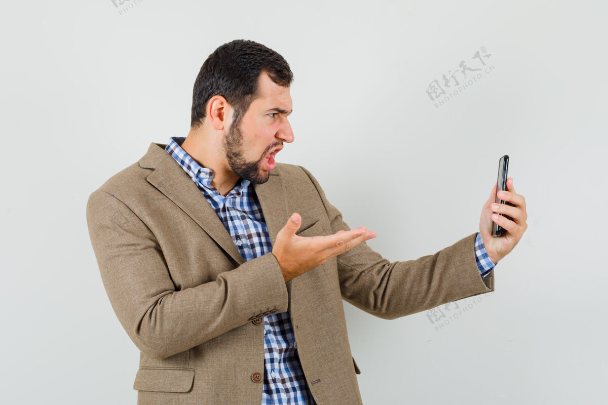 男士年轻人穿着衬衫 夹克在视频聊天 看上去很生气胡须朋友男性