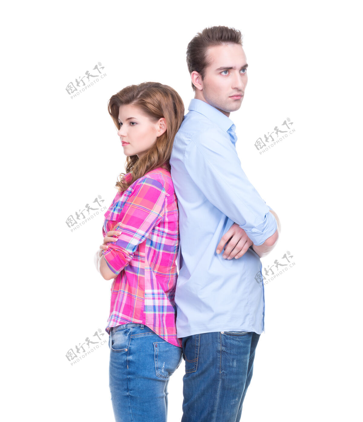 女人一对年轻夫妇背靠背地站在白色的墙上 孤零零地思考着立场团结男朋友