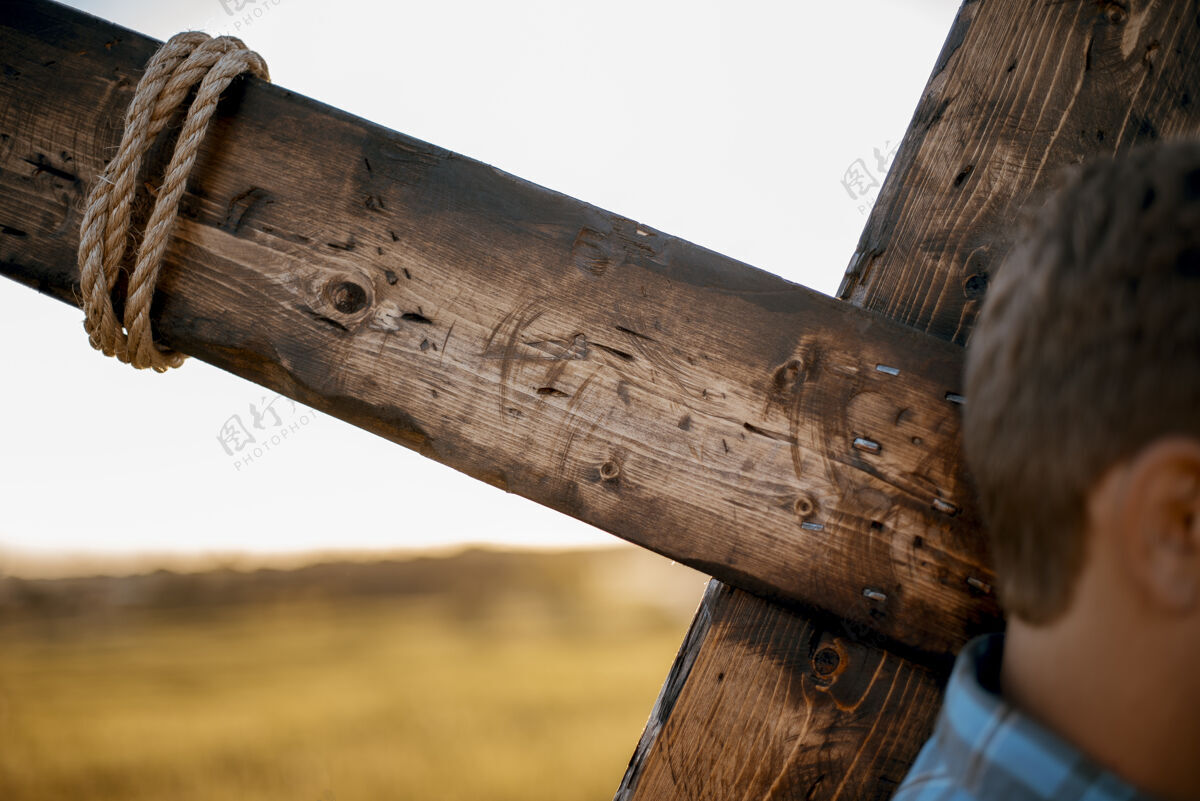 宗教带着木制游轮的人携带基督徒木头