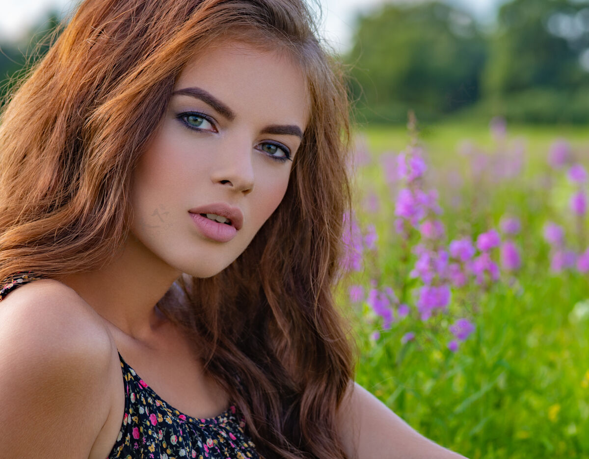 脸坐在紫色花丛中的年轻女子穿着薰衣草花的模特模特女人花