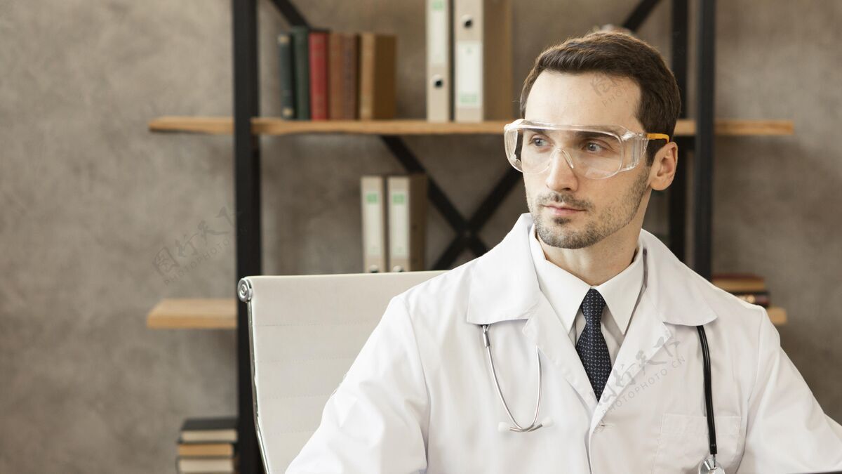 护理戴着护目镜的中枪医生健康专业卫生工作者