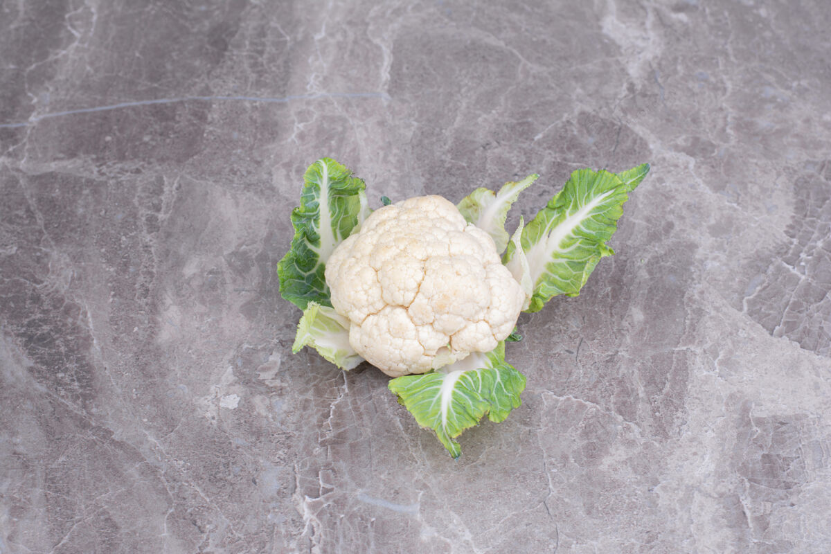 品质大理石上有绿叶的白色花椰菜健康生物产品