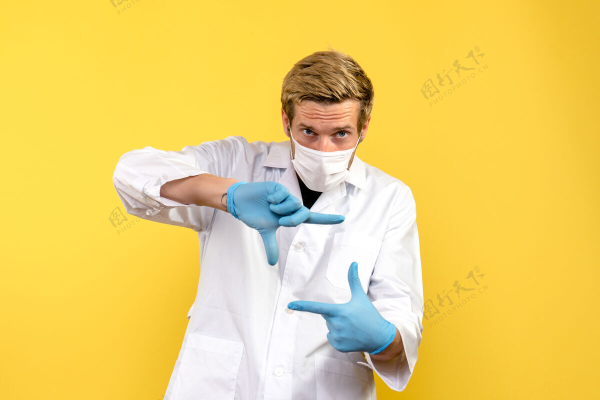 实验室外套正面图黄色背景上的男医生大流行的医疗健康病毒成人正面办公室