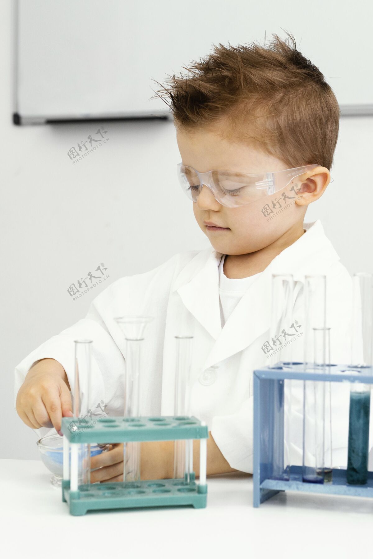 试管可爱的年轻科学家在实验室做实验安全眼镜实验科学