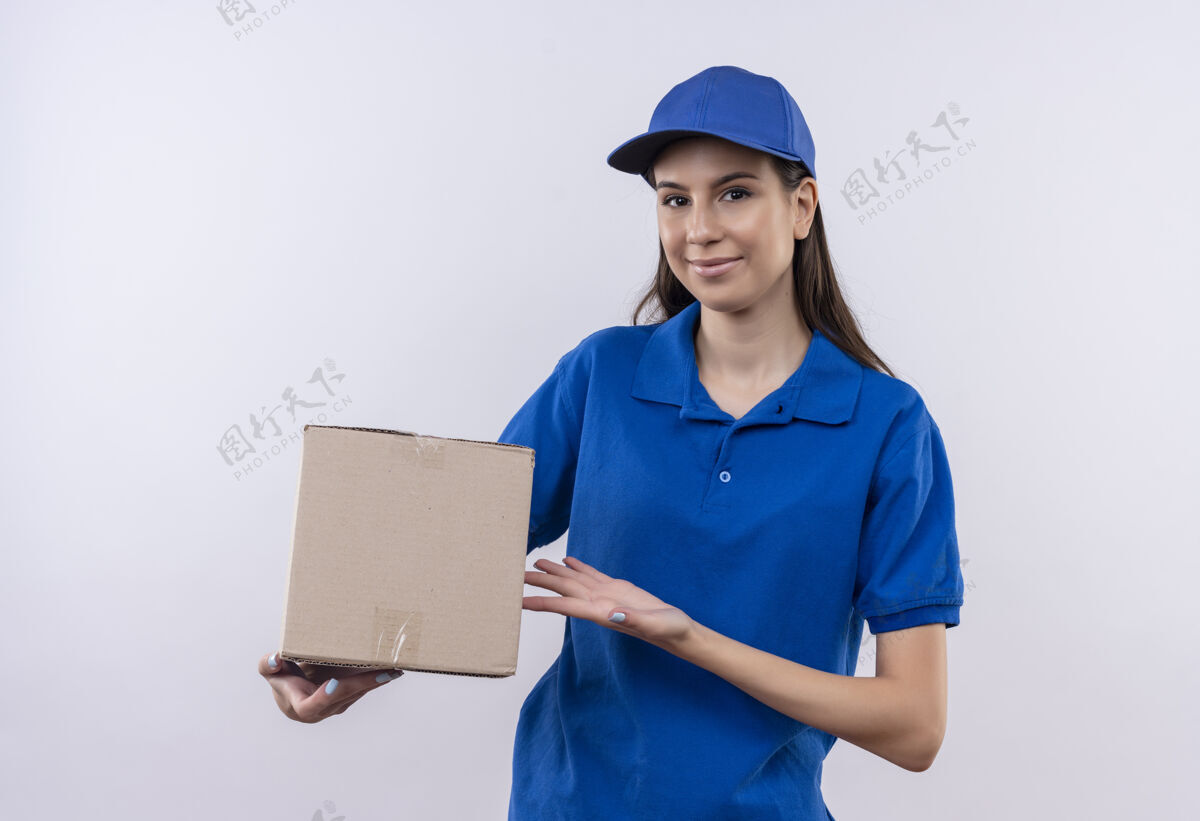 盒子穿着蓝色制服和帽子的年轻送货女孩抱着盒子微笑着自信送货拿着年轻