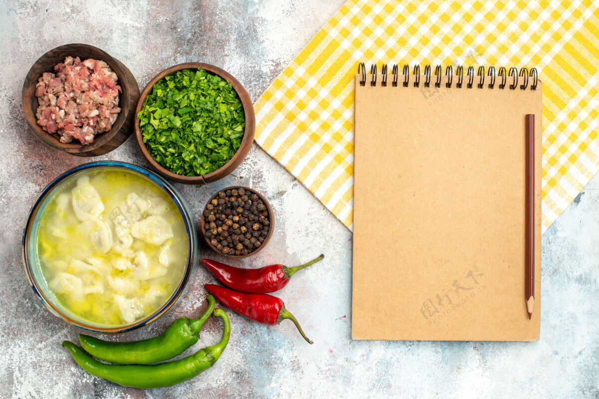 绿色俯视图dushbara碗肉绿色黑胡椒辣椒厨房毛巾笔记本与铅笔裸体表面晚餐毛巾铅笔