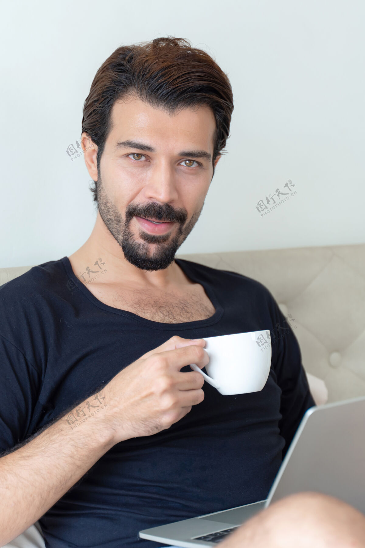 笔记本电脑商人在家办公的时候喝咖啡很开心咖啡馆时尚商务人士