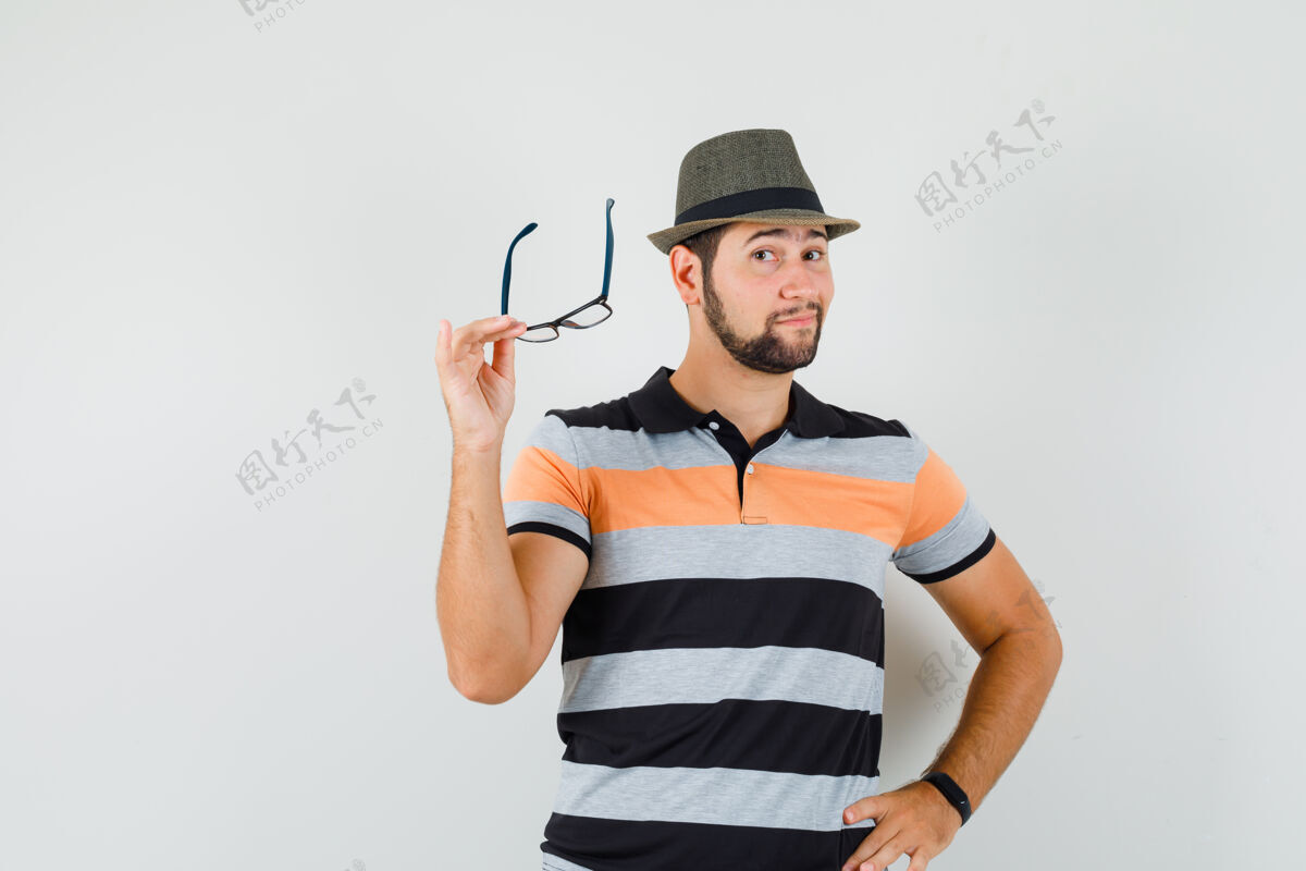 T恤一个戴着眼镜的年轻人穿着t恤 戴着帽子 看上去很乐观 正对着前方模特成功成人