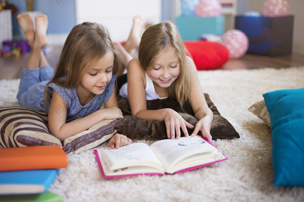 学习和姐姐一起读有趣的书舒适欢呼阅读