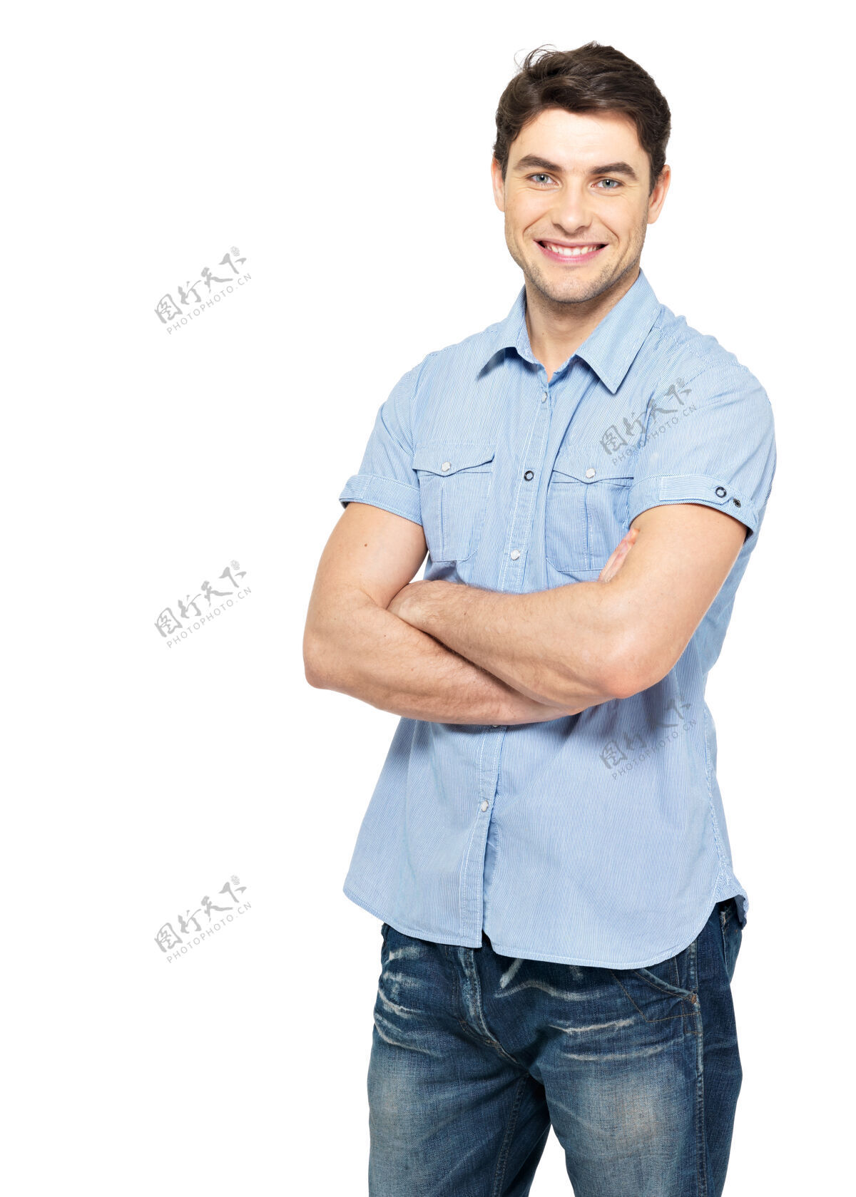 成年人身着蓝色休闲衬衫的笑容可掬的帅哥肖像-隔离在白墙上微笑休闲开朗