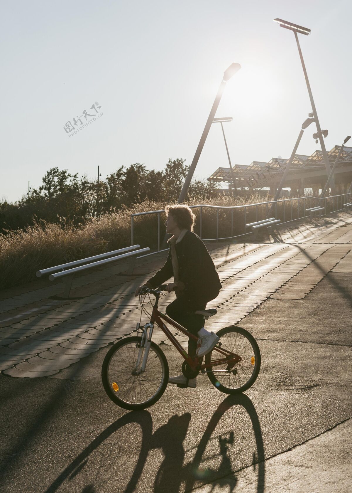 乐趣孩子骑自行车在外面玩的侧视图自行车户外自行车