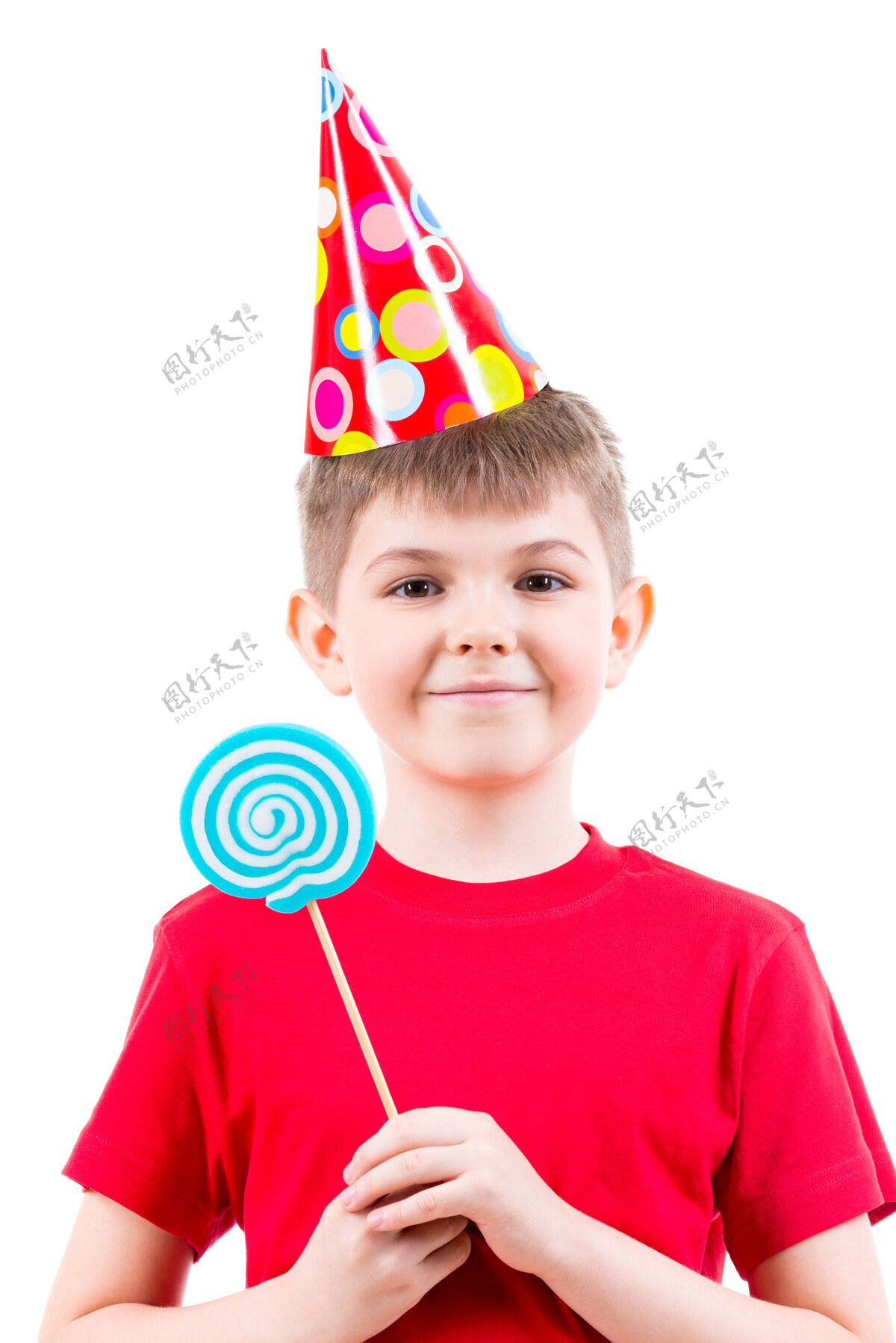 帽子微笑着的男孩穿着红色t恤 戴着派对帽 手里拿着彩色糖果-孤立在白色上快乐快乐男性