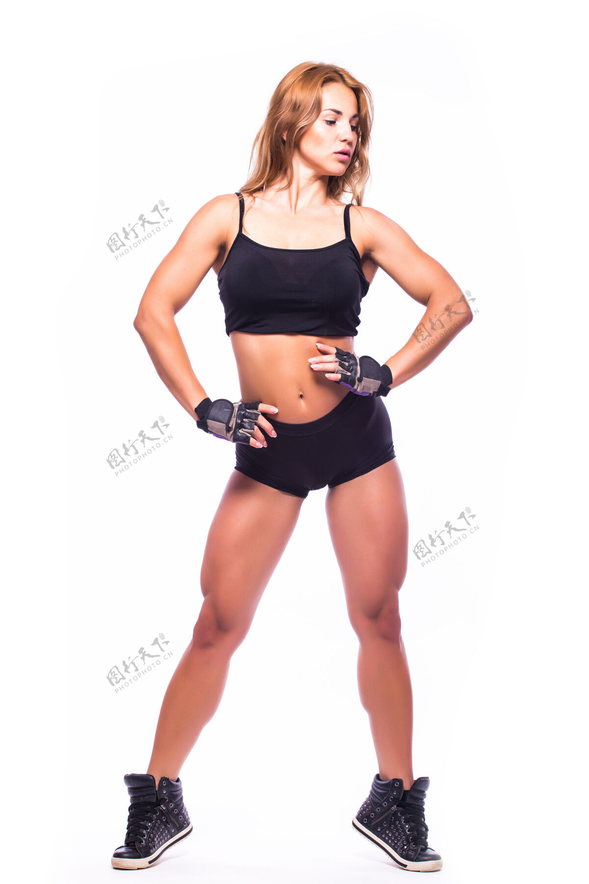 自卫运动女孩做拳击练习 直接打年轻女孩隔离在白墙上力量和动力女孩训练力量