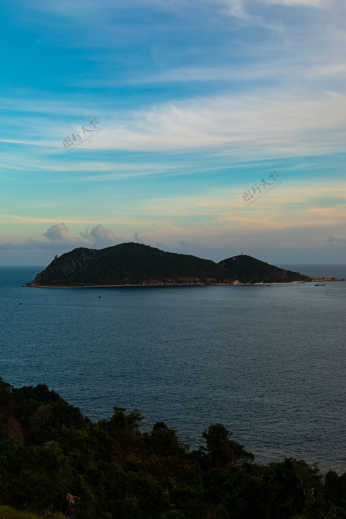 风景垂直拍摄的海洋与一个岛屿在越南的距离海岸亚洲岩石