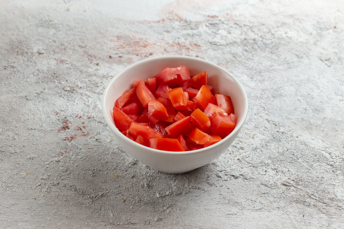 食物正面图切好的甜椒放在浅色的盘子里盘子内蔬菜