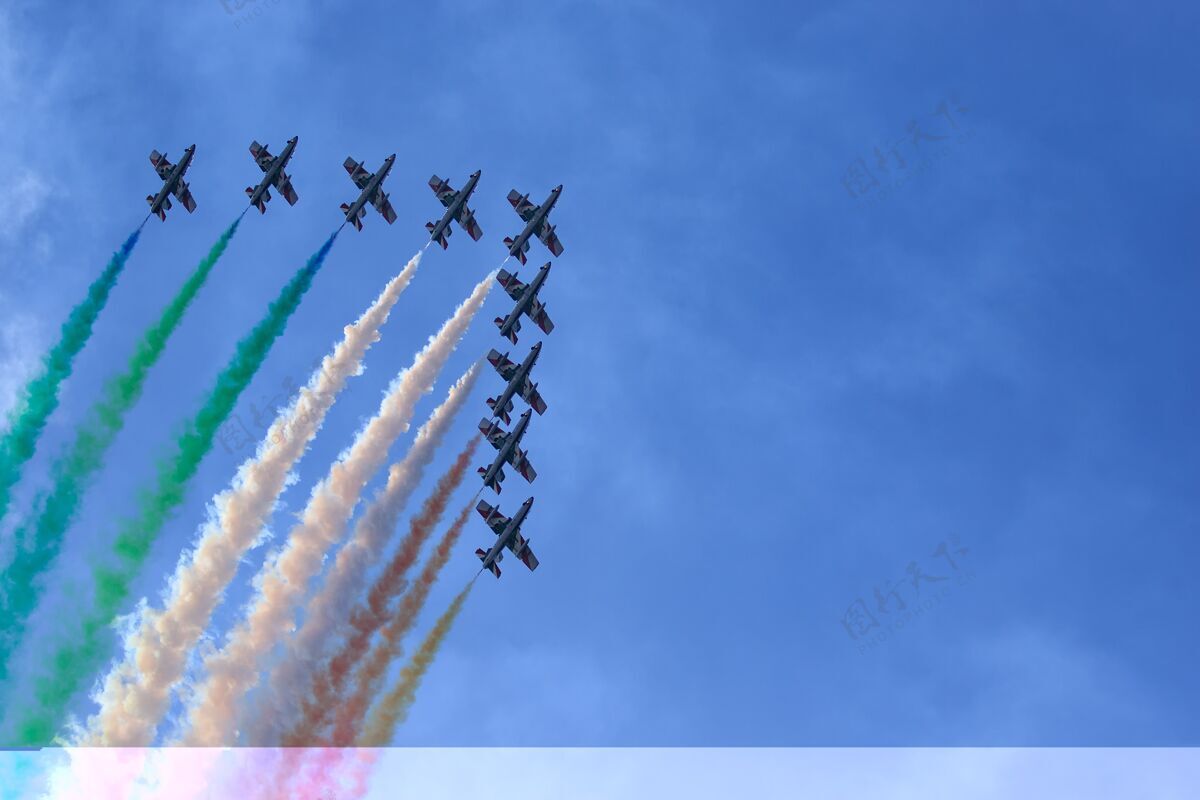 旗美丽的彩色天空从意大利三色箭头拍摄意抽象明亮