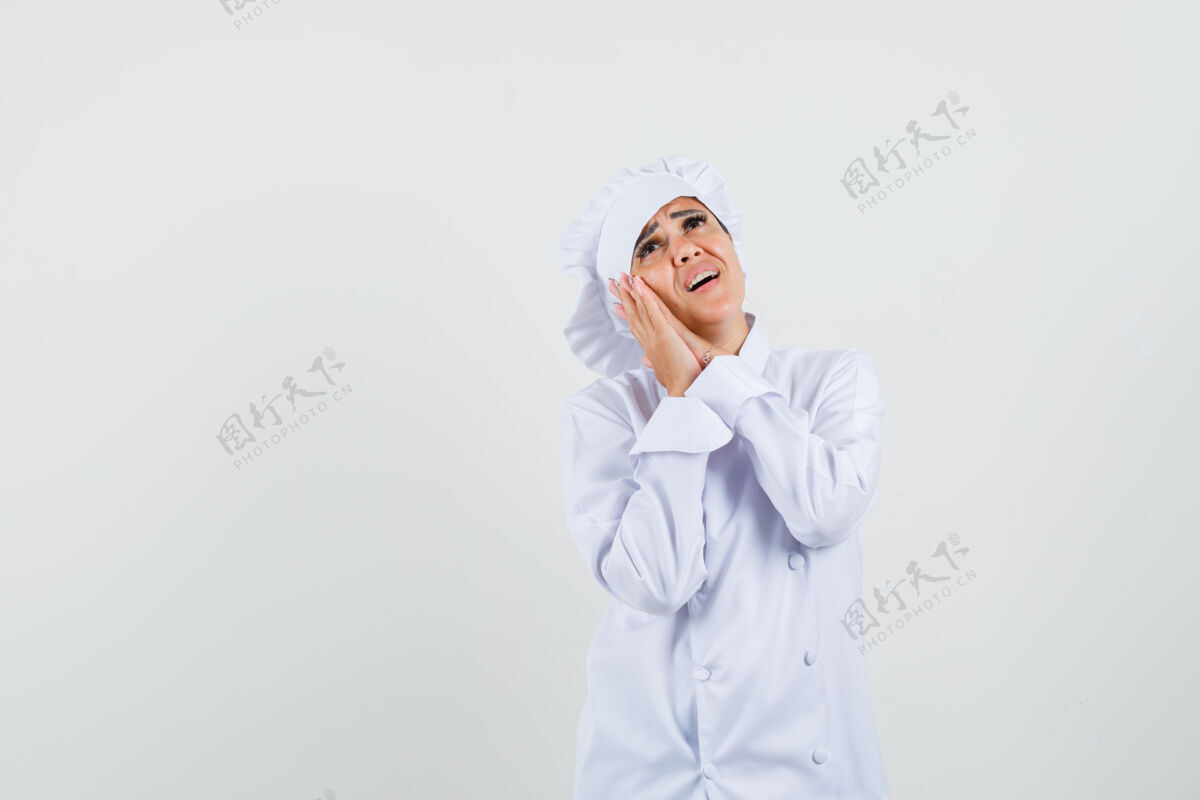 厨师穿着白色制服的女厨师 靠在手掌上当枕头亚洲工作美食