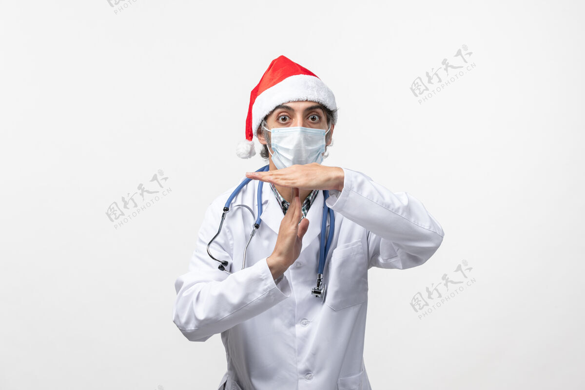 外套正面图戴着口罩的男医生戴着白墙病毒医学肖像大流行