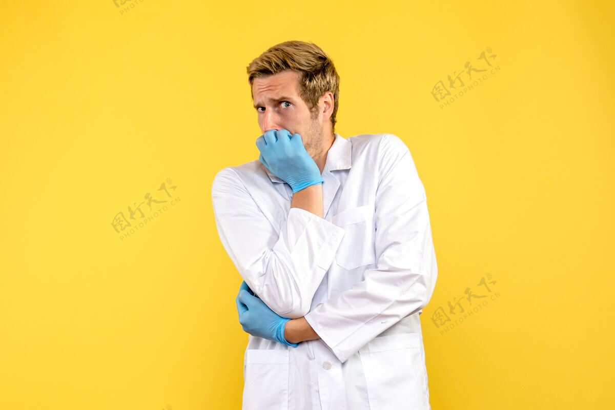 实验室正面图黄色背景上的男医生吓坏了人类医生害怕大流行医生