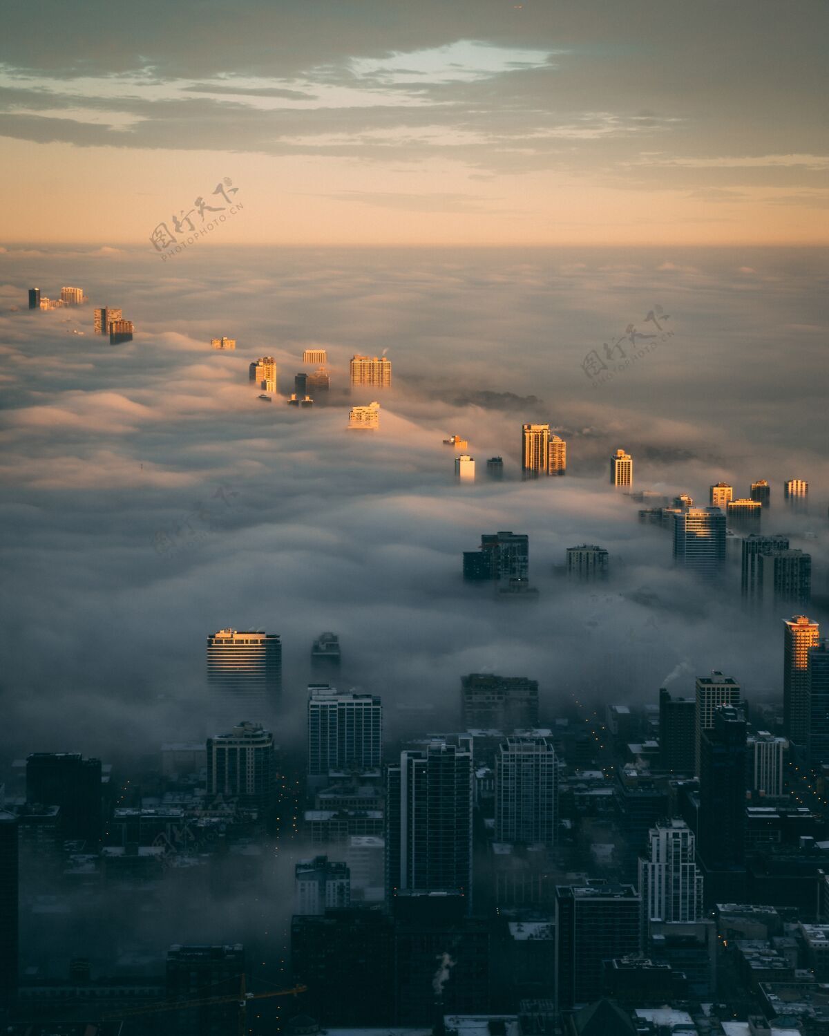 黄昏城市天际线与一层雾在日出时从上面看河流摩天大楼黄昏