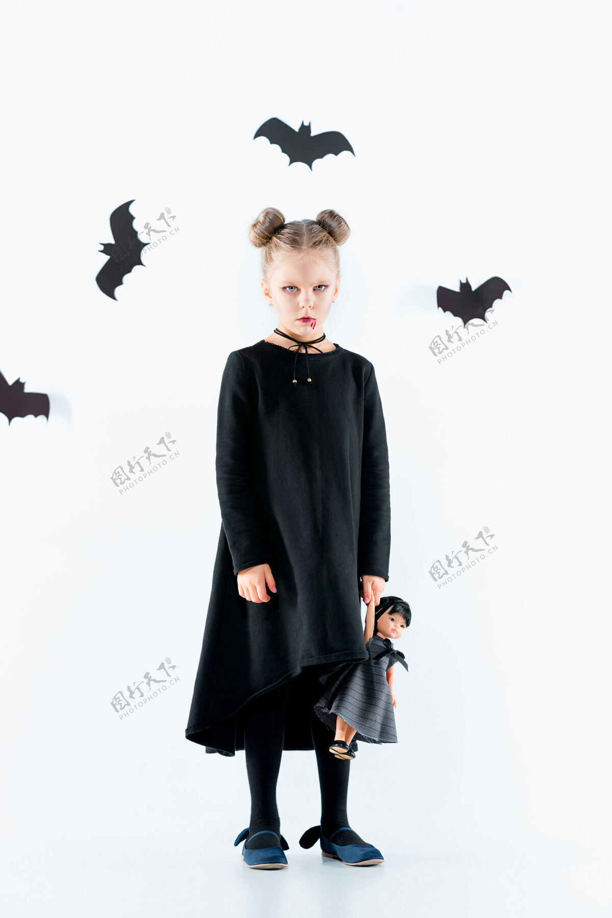 邪恶穿着黑色长裙和魔法饰品的小女巫帽子女巫女性