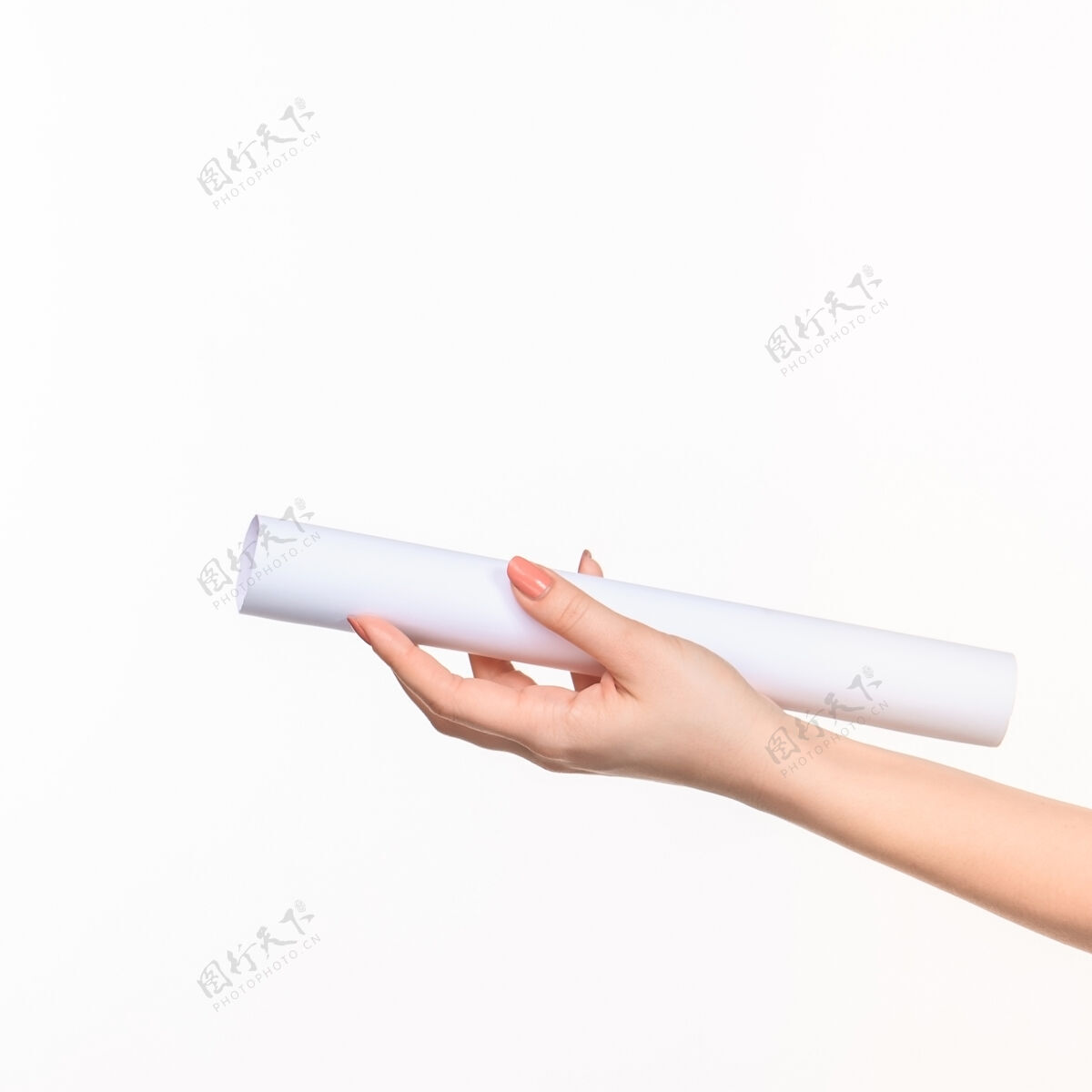 塑料白色圆柱体的道具在女性手上白带右影切割女商人人物