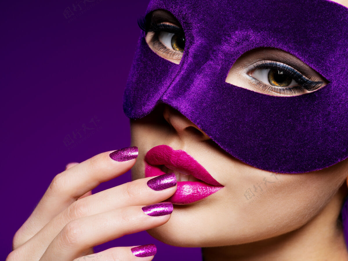 穿着一个漂亮女人的肖像 紫色的指甲 脸上戴着紫色的戏剧面具迷人指甲女人