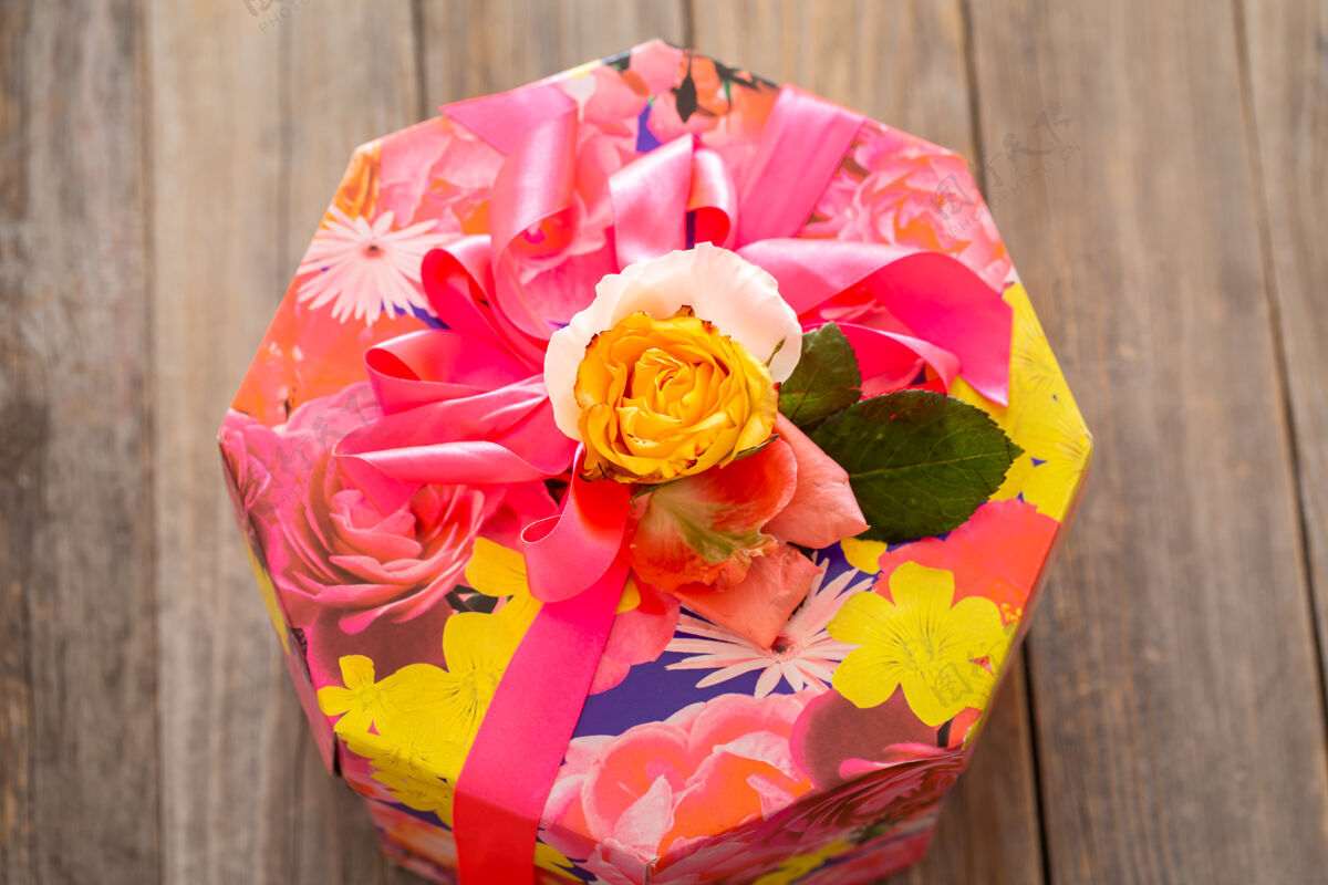 构图礼品盒和新鲜的玫瑰惊喜细节温馨