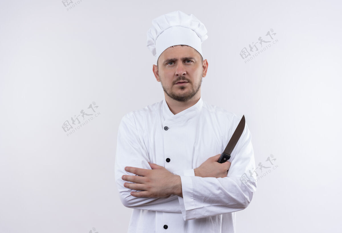 帅气年轻帅气的厨师 身着厨师制服 端庄地站着 紧闭的姿势 手里拿着刀 被隔离在白色的空间里封闭制服厨艺