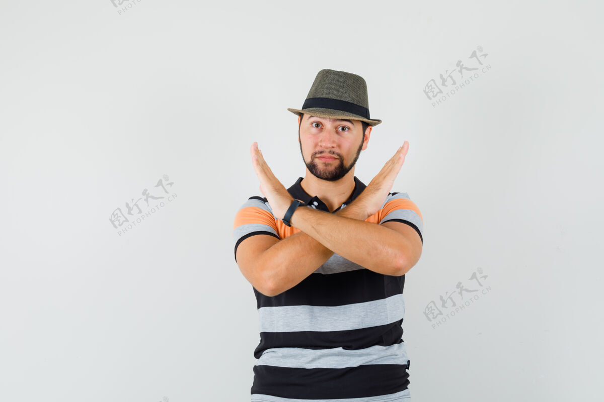 男性年轻人穿着t恤 戴着帽子 表现出拒绝的姿态 看上去很坚决自信帽子胡须